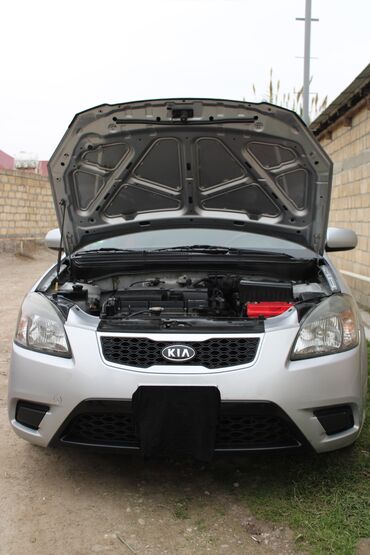 Kia: Kia Rio hatchback – gümüşü rəngdə, 5 qapılı şəhər avtomobili. Xarici — 14