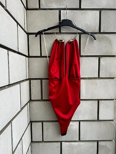 ogrlica volim te na 100 jezika: Elegantni ženski bodi sa karner-naborima i metalnim okruglim karikama — 4
