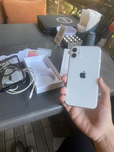 Apple iPhone: IPhone 11, 64 ГБ, Белый, Гарантия, Беспроводная зарядка, Face ID
