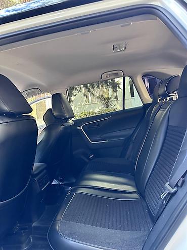 raf satilir: Toyota RAV4, ağ gövdə/qaranlıq (qara) dam və detallarla. Dinamik və — 9