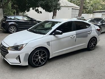 Hyundai: Hyundai Elantra sedan – ağ mirvari Barter nivaya ustunluk. Verilir — 5