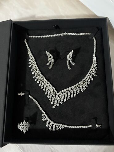Eynəklər: Dəstə daxildir: Üzük, Sırğa, Sep, Swarovski, Ağ qızıl, 30 g