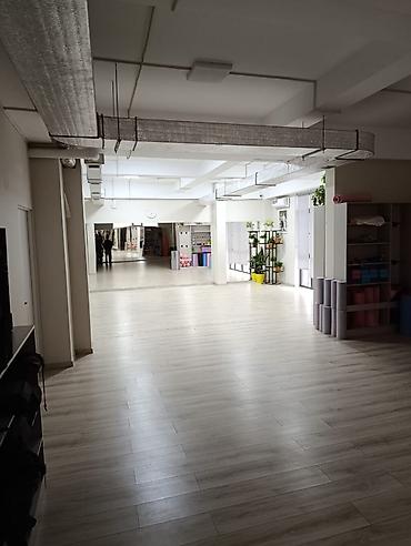 этажи: Барбершоп 220 м², 5 комнат, С ремонтом, Частично с оборудованием, Многоэтажное жилое здание, Отдельный вход — 1
