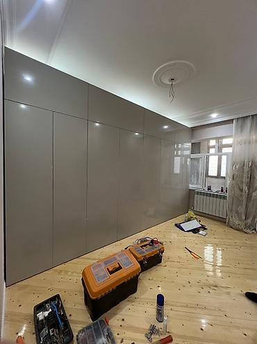 Sifarişlə dolablar: Düz dolab, Yataq otağı üçün, Paltar üçün, Açılan, Korpuslu, 5 qapı — 11