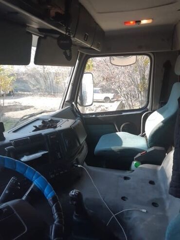 Yük maşınları: Volvo yük maşını – kranlı bortlu Xüsusiyyətlər: - Marka/model: Volvo — 3