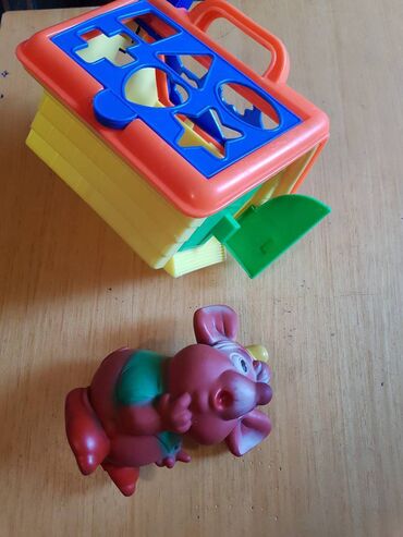 Igračke: Kućica sa točkićima,i otvarajućim vratancima i gumena igračka -miš iz