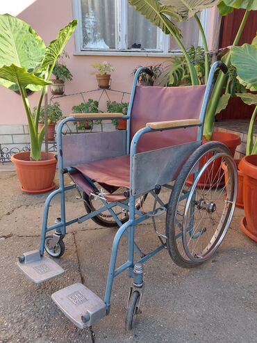 14 oglasa | lalafo.rs: Invalidska kolica, potpuno ispravna i ocuvana. Cena 50 eura. Licno
