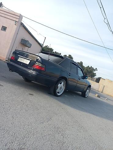 Mercedes-Benz: Mercedes-Benz E 220: 2.2 l | 1994 il Sedan — 4