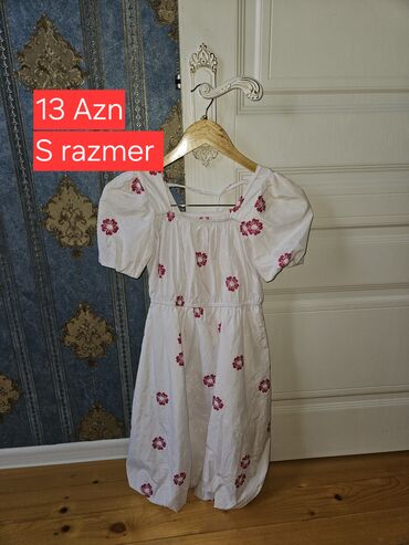Çəhrayı gül zolaqlı, kürək hissəsindən iplə bağlanan, ağ elbisedir. S