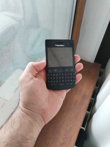 телефон blackberry: Blackberry Porsche Design P9981, 4 GB, rəng - Qara, Düyməli