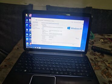 en ucuz notebooklar: Windows 10 əməliyyat sistemi ilə işləyən qara rəngli noutbuk. Ekranın