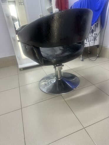 маникюрные стулья: Парикмахерское кресло на гидравлическом подъёмнике. - Обивка: черный