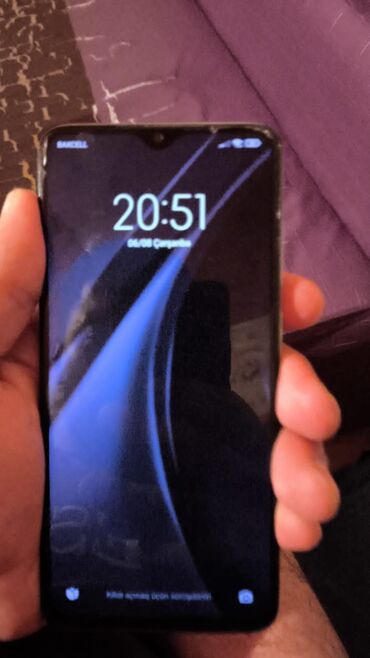 Redmi smartfonu parlaq ağ korpusda təqdim olunur. Cihazın arxa