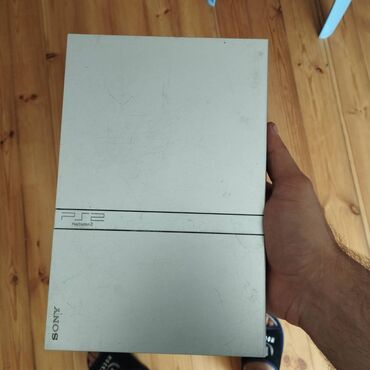 playstation pultlari: Playstation 2.silver.ancaq ozudur platasi islekdir kabel ve pultlari