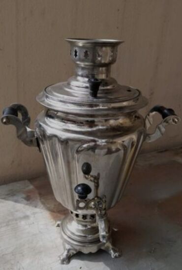 симовар: Gümüşü rəngli samovar mətbəxinizə zərif bir görünüş qatmaq üçün