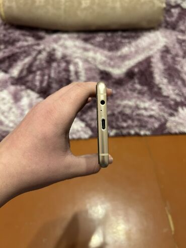 Digər mobil telefonlar: Smartfon – qızılı rəngdə Xüsusiyyətlər və dizayn: - Ekran: tam ön — 6