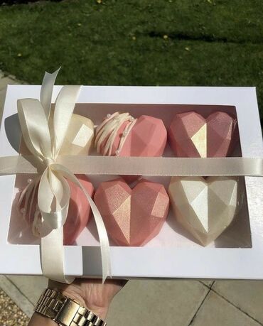 Yeni il oyuncaqları və bəzəkləri: Həndəsi ürək formalı, zərif detallarla bəzədilmiş, dekorativ qutularda -da lalafo.az — 7 Yeni il oyuncaqları və bəzəkləri: Həndəsi ürək formalı, zərif detallarla bəzədilmiş, dekorativ qutularda — 7