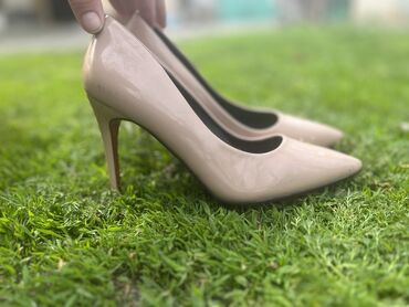 женская обувь 35 размера: Туфли бежевые 
35 размер 
В отличном состоянии