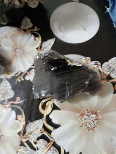 Dekorativ daşlar: Təbii obsidian daş parçaları Məhsulun təsviri: - Vulkanik mənşəli — 9