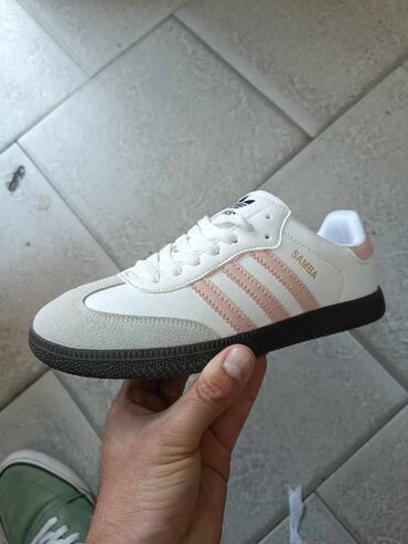 Patike: Adidas Samba patike

Novo
Brojevi 36 do 46

fb Moja Kupovina 1 — 6