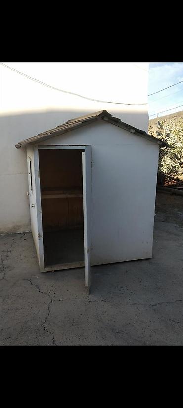 kiçik heyvanlar: Quşxana/kümes – metal dam örtüklü, ağ rəngli, kompakt həcmli — 1