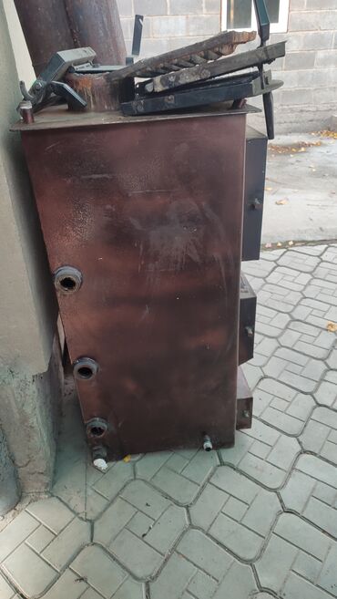 красный страитель: Суу ысыткан казан Полдук, Болот