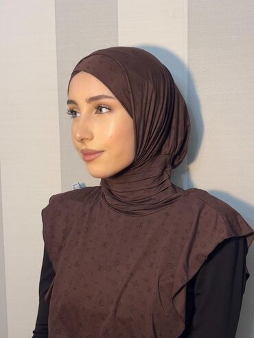 baş ortuyu: Qəhvəyi rəngdə, kiçik loqotiplərlə bəzədilmiş baş örtüyü və boyunluq