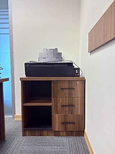 Ofis dəst mebeli: Təcili satılır! Ofis mebel dəsti – müasir dizayn, qoz ağacı — 10