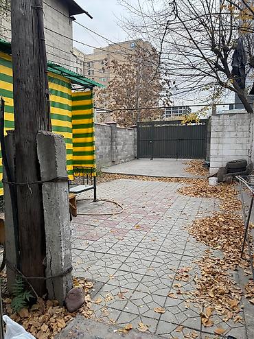 Продажа барачных домов: Продается в центре города 4-х комнатный дом, барачного типа с — 5