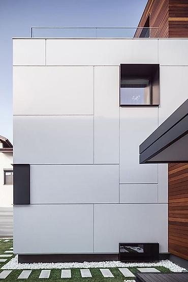 Фасадные работы: Современный двухэтажный дом с плоской крышей и панорамными окнами. - — 16