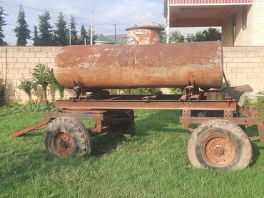 teker traktor: Daşına bilən su çəni satılır. su tutum həcmi 2.5 ton