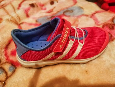 Кроссовки и спортивная обувь: Спортивная обувь . Фирма «adidas» original. Легкие, дышащие