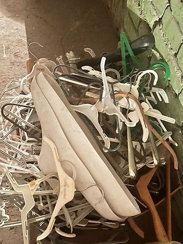 женские вещи пакетами: Плечики-вешалки для одежды, ассортимент около 150-180 шт . На дне — 1