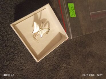 Prstenje: Srebrne minđuše sa kukicom i privjeskom u obliku suze. Centralni deo na lalafo.rs — 31 Prstenje: Srebrne minđuše sa kukicom i privjeskom u obliku suze. Centralni deo — 31