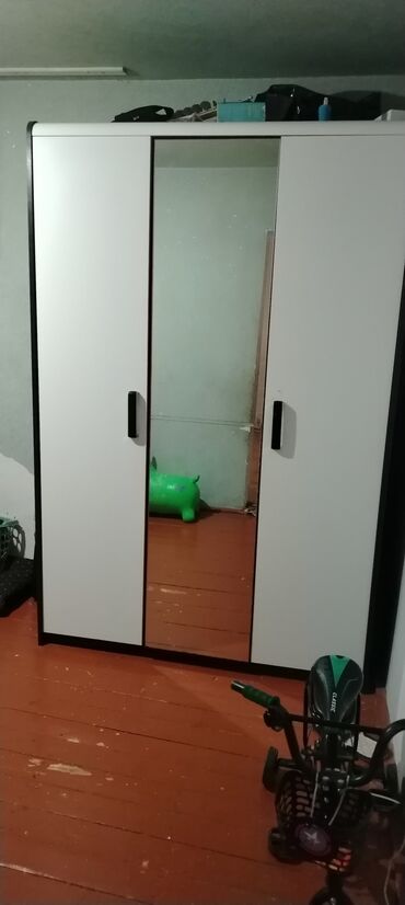 Kabrolar: Açılan, 3 qapılı Düz dolab, Şifonyer