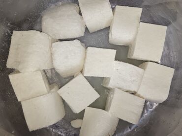 yumurta sekilleri: Bu, təzə pendir parçalarıdır. Kvadrat və ya düzbucaqlı formalarda