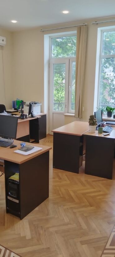 Ofislər: Elmler metrosunun yaxinliginda binanin 3 cu mertebesinde her bir — 15