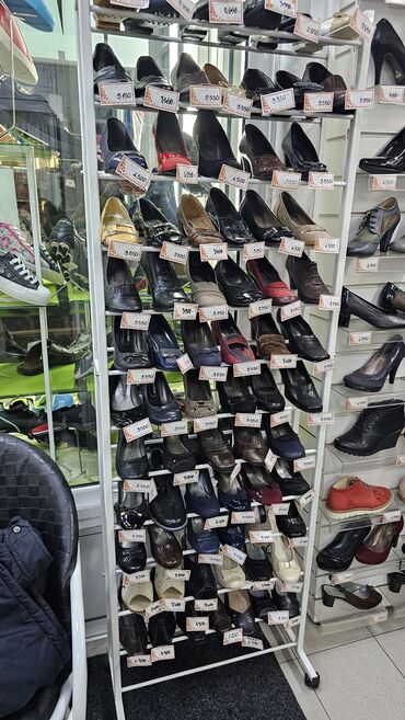 vezivanje mašne na haljini: Na prodaju ceo butik kvalitetne obuce neko sve da kupi nemoze na par