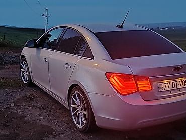 011 sekilleri: Chevrolet Cruze sedan – gümüşü rəngdə, şəhər və tras üçün praktik və — 5
