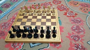 Шахматы: Продаю шахматы. Шахматы классические, фигуры деревянные, размер доски