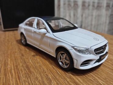 Igračke: Nov metalni model automobila Mercedes C-klasa. Pale mu se prednja i — 12