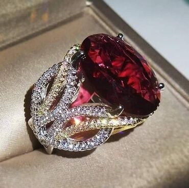 Prstenje: Prsten Vel:10
Cena:1300din — 2