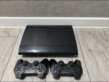 плестейшон 3: Игровая консоль Sony PlayStation 3 в черном корпусе. В комплекте два
