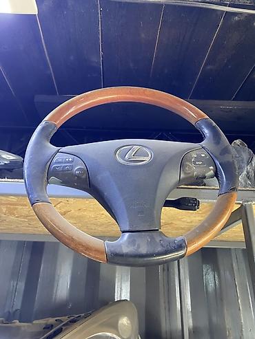 Рулевое колесо Lexus с комбинированной отделкой кожа/дерево