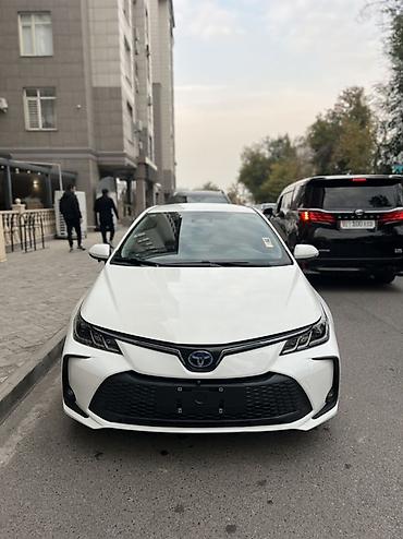 продажа гибридных автомобилей: Toyota Corolla: 2023 г., 1.8 л, Вариатор, Гибрид, Седан — 3
