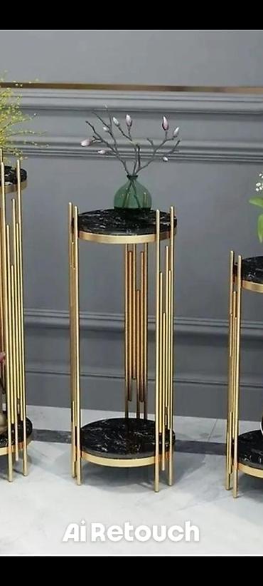 hamam ucun rəf: Qızılı metal konstruksiyalı ikiqat dekorativ stend/konzol masa - — 1