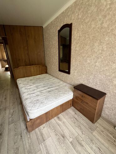 старые мебель: Полутораспальная кровать, Б/у, С матрасом, Дерево, длина - 200 см
