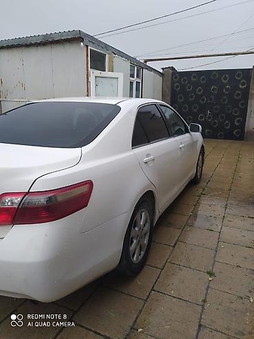 panel pulsuz: Toyota Camry sedan – ağ rəng, geniş və rahat salon. Xüsusiyyətlər: - — 3