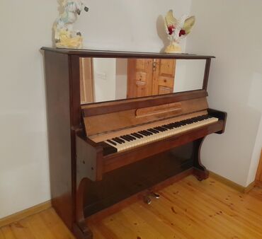 Çaydanlar: Bu klassik upright pianino evdə musiqi ifa etmək üçün əla seçimdir