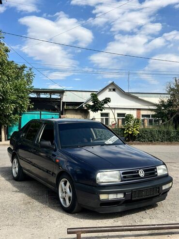 Volkswagen Vento: 1992 г., 1.8 л, Механика, Бензин, Седан